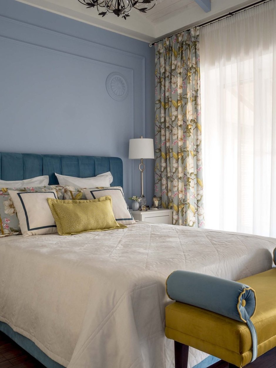 Фотография: Спальня в стиле Классический, Современный, Эклектика, Квартира, Проект недели, Зеленый, Желтый, Синий, Голубой, Оранжевый, ПРЕМИЯ INMYROOM – фото на INMYROOM