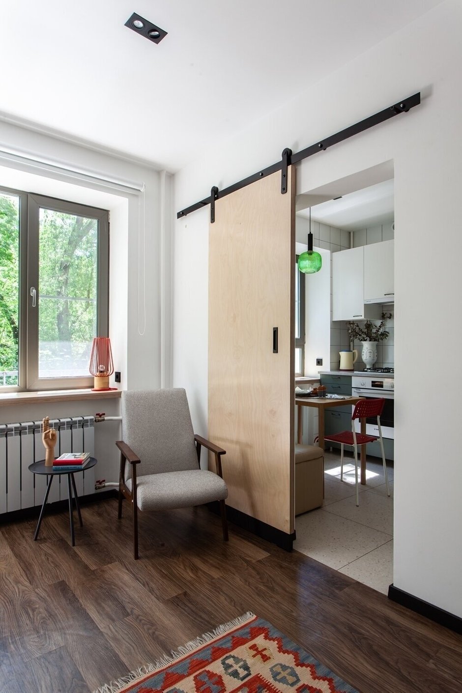 Фотография:  в стиле , Интерьер комнат, Интерьерный стиль, Дизайн интерьера, Советы, интерьер однушки, обустройство однушки, дизайн однокомнатной квартиры, дизайн типовой однушки, ремонт в хрущевке, современный интерьер в хрущевке, идеи обустройства однушки, переделка хрущевки, ремонт хрущевки, переделка типовой квартиры, реальные примеры, хрущевка дизайн, Однушка в хрущевке, интерьер в хрущевке, идеи зонирования, примеры проектов – фото на INMYROOM