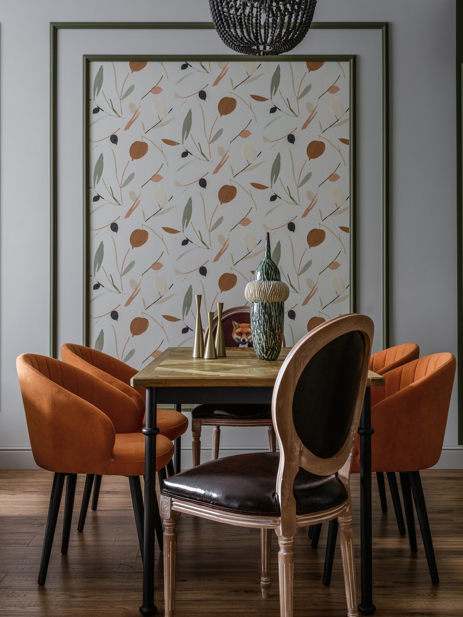 В гостиной по желанию клиентов замиксовали обои с покраской.