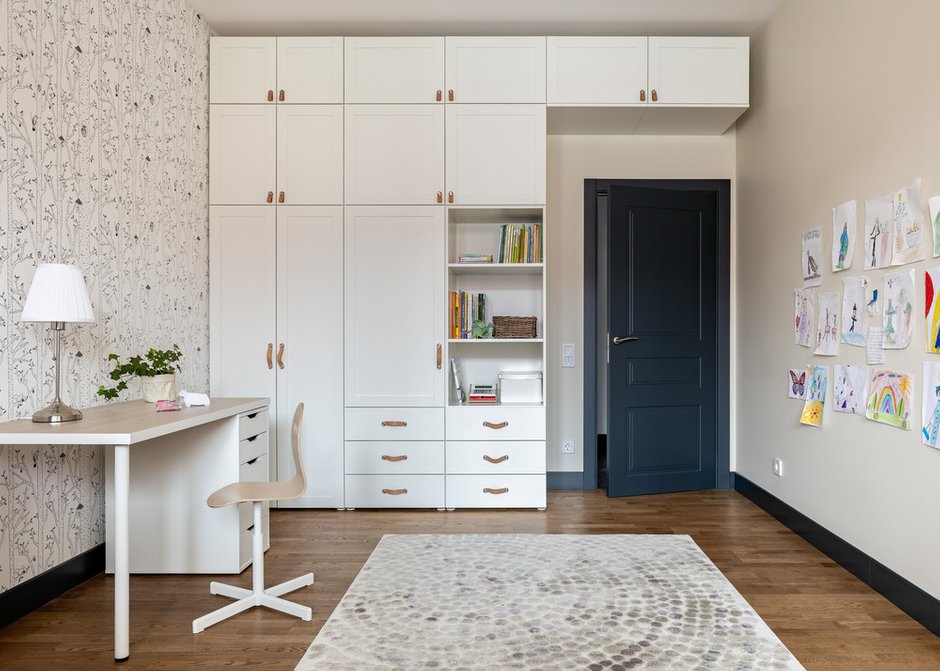 В детской корпусная мебель до потолка из элементов ИКЕА.