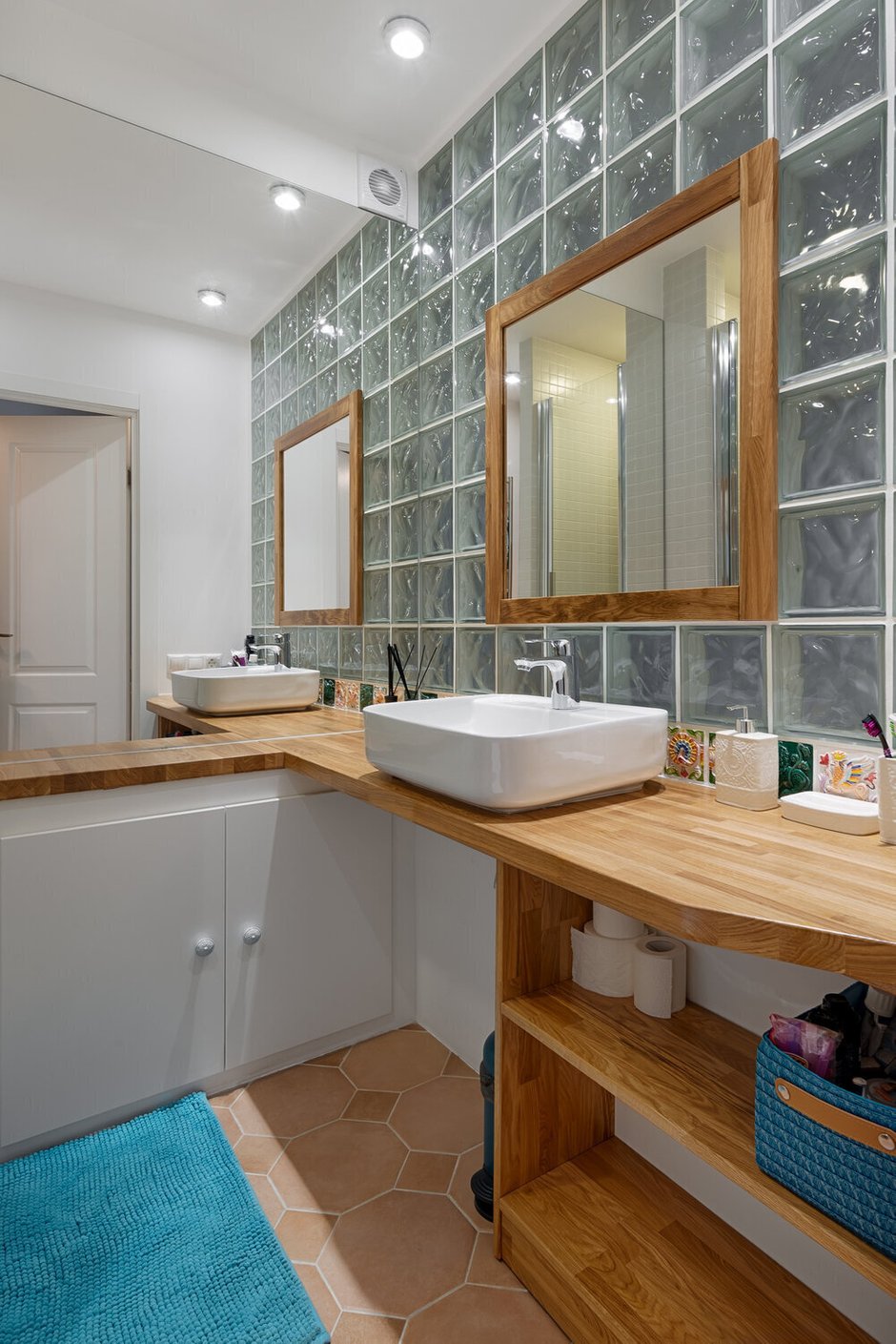 Фотография:  в стиле , Интерьер комнат, Интерьерный стиль, Дизайн интерьера, Советы, интерьер однушки, обустройство однушки, дизайн однокомнатной квартиры, дизайн типовой однушки, ремонт в хрущевке, современный интерьер в хрущевке, идеи обустройства однушки, переделка хрущевки, ремонт хрущевки, переделка типовой квартиры, реальные примеры, хрущевка дизайн, Однушка в хрущевке, интерьер в хрущевке, идеи зонирования, примеры проектов – фото на INMYROOM