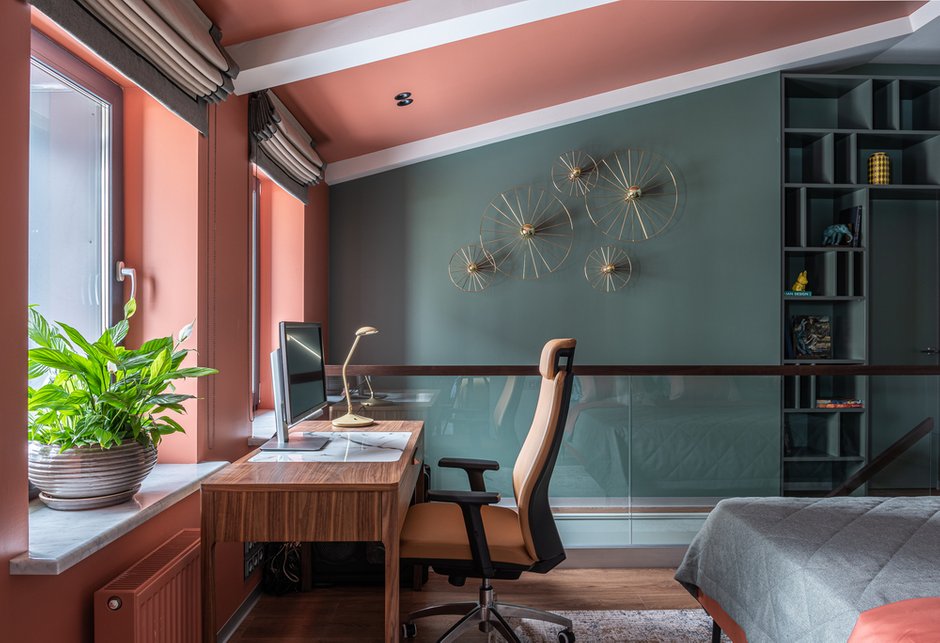 Мансардная крыша потребовала нестандартного подхода к организации освещения. Панно из светильников Aromas на втором этаже повторяет своей конфигурацией уклон мансардного потолка и обыгрывает видовую стену.