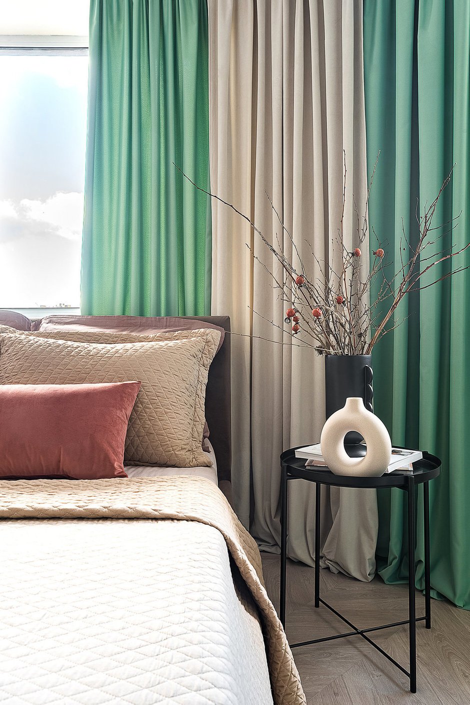 Большая часть мебели из ИКЕА. Кровать с велюровой обивкой кофейного цвета изготовили на заказ, чтобы изголовье было в один уровень с подоконником.