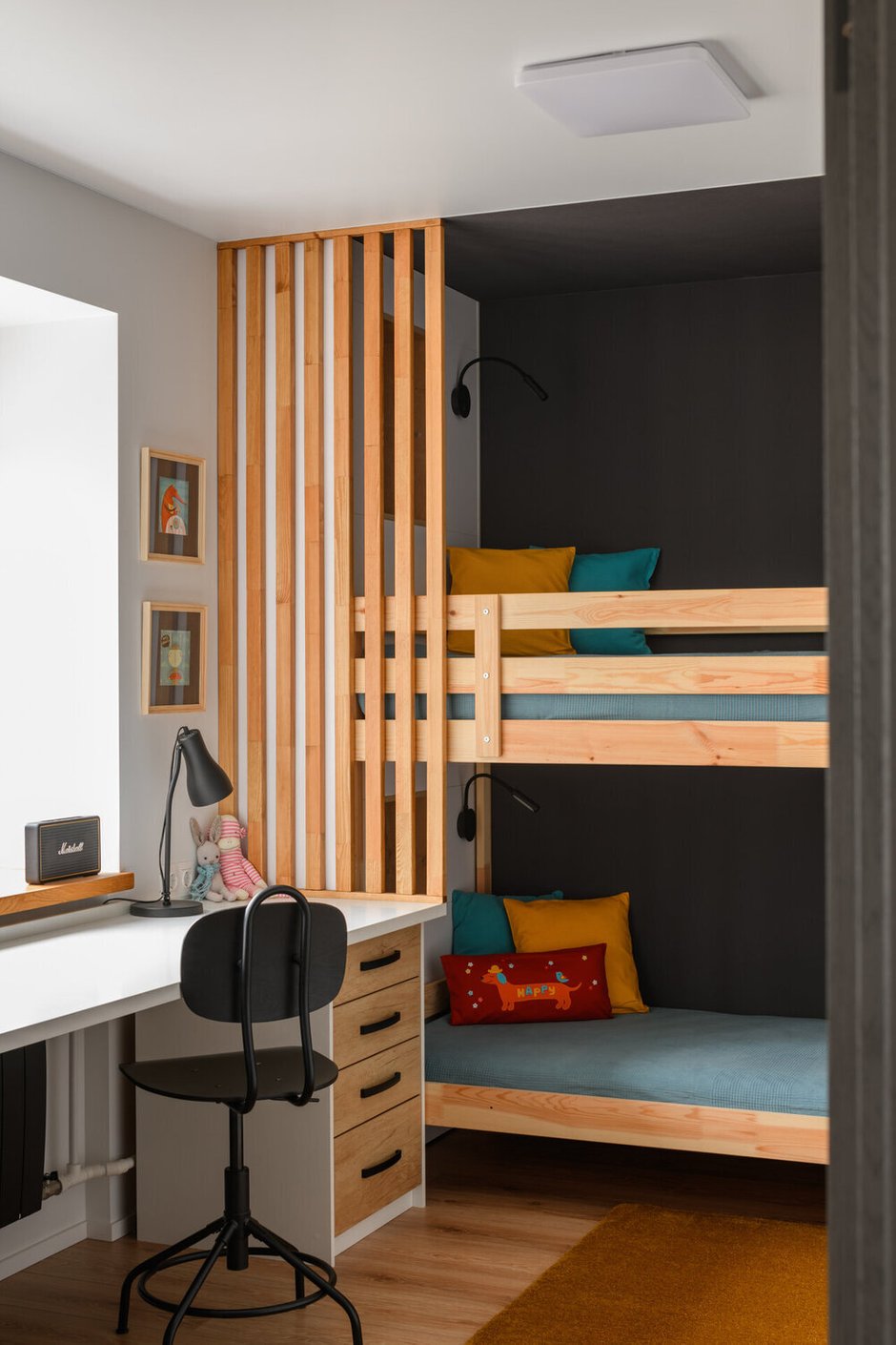 Фотография:  в стиле , Интерьер комнат, Интерьерный стиль, Дизайн интерьера, Советы, детская в однокомнатной квартире, лайфхаки для детской, порядок в детской, учебная зона в детской, дизайн интерьера детской, как оформить детскую на вырост, детская 2025, детская комната, Детская в однушке, маленькая детская, детская комната в хрущевке, детская  в хрущевке, детская комната 9 кв, детская в хрущевке, детская комната в хрущевке 9 кв – фото на INMYROOM