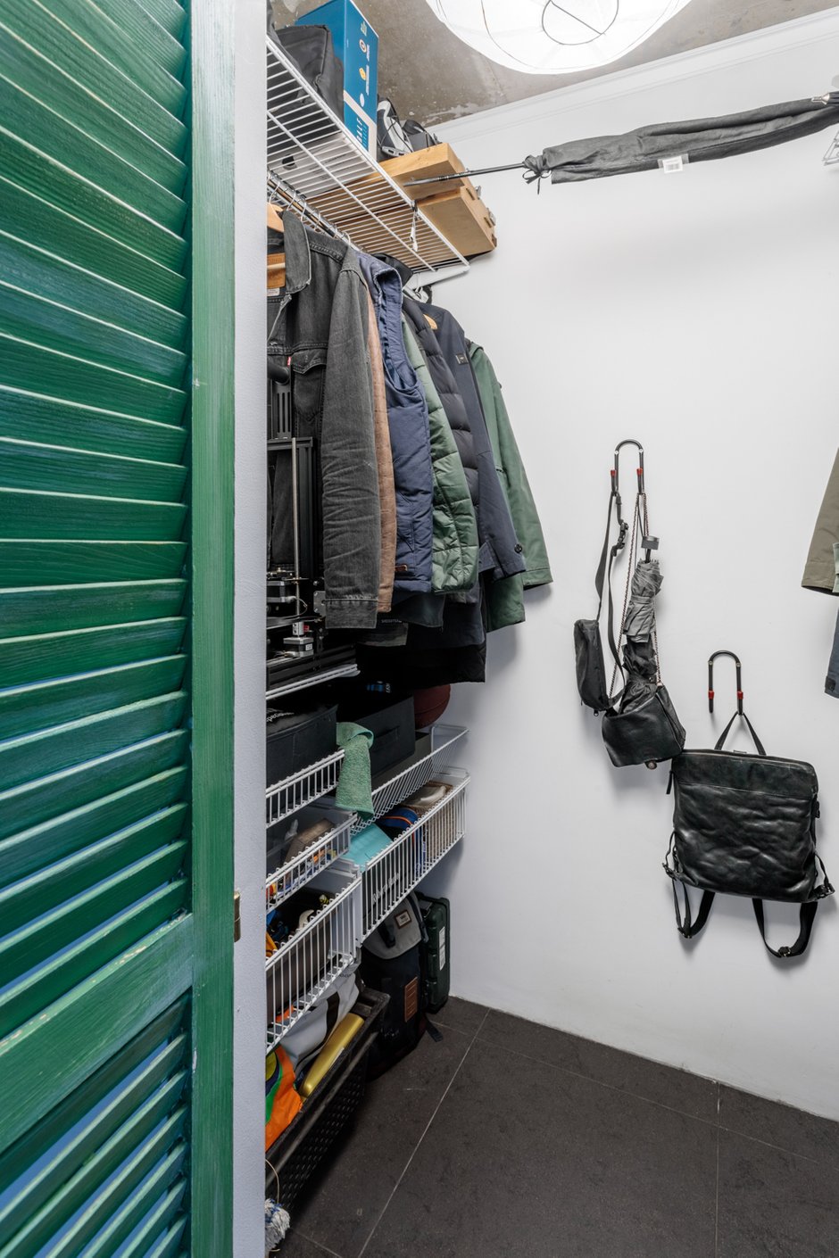 Площадь кладовки-гардеробной – 2,4 квадратного метра. Это основная система хранения в квартире.