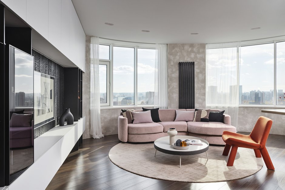 Во всей квартире подоконные радиаторы от застройщика заменили на вертикальные настенного монтажа, рассчитав мощность с учетом объема помещений.