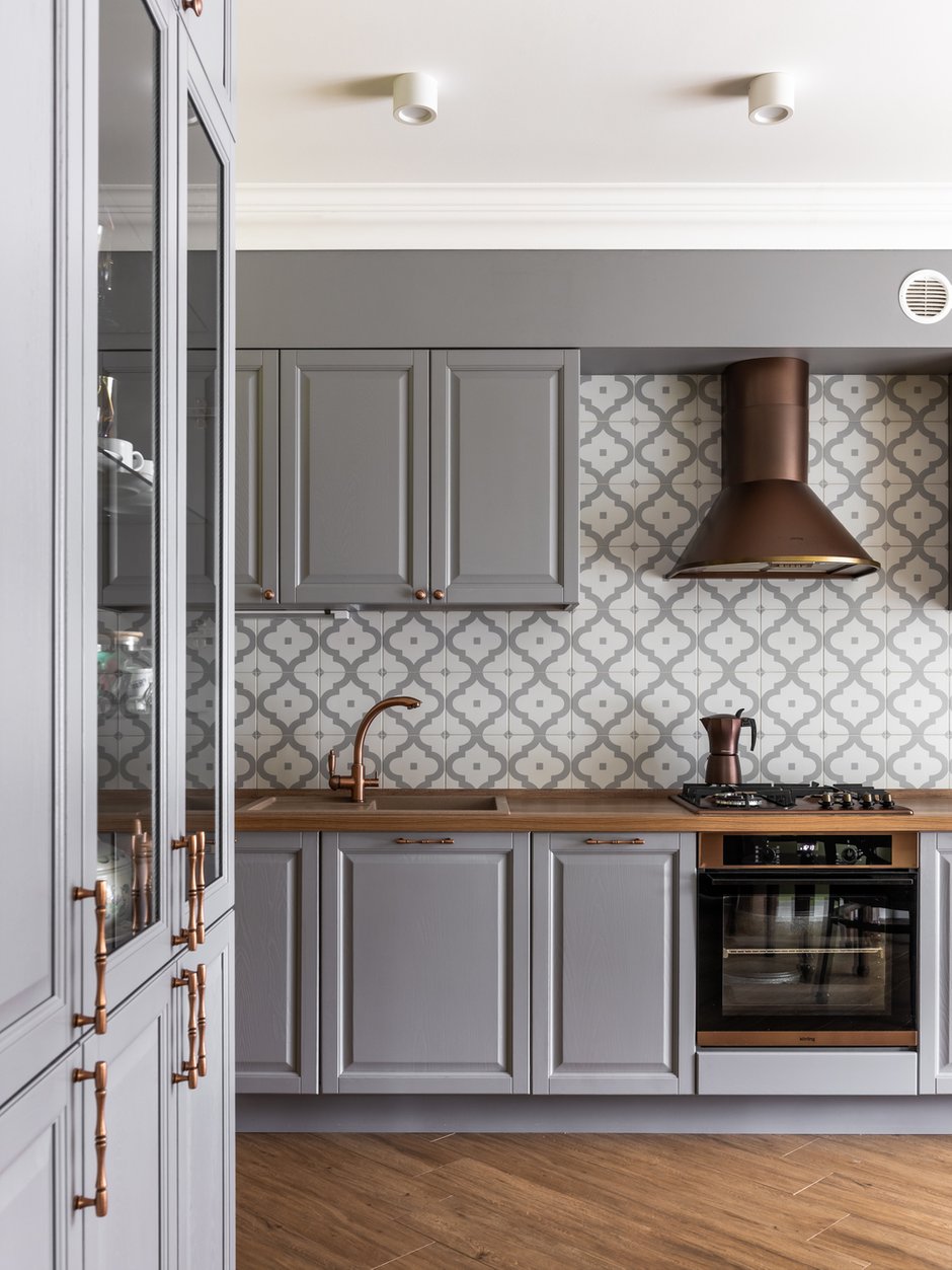 Заказчики любят натуральное дерево. Поэтому при выборе материалов для кухни не было сомнений: кухня выполнена из массива ясеня в покраске.