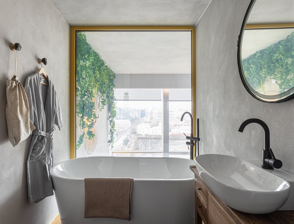 В санузле на втором этаже ванна, гигиенический душ, смарт-окна (с возможностью любования панорамой города).