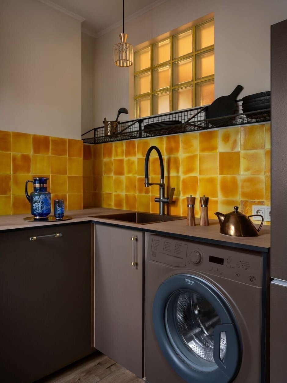 Фотография:  в стиле , Интерьер комнат, Интерьерный стиль, Дизайн интерьера, Винтаж, советское ретро в интерьере, винтажные вещи на балконе, советский дизайн, LIFESTYLE, жилье ссср, советское жилье, Советские лайфхаки, винтаж в интерьере, как жили в ссср, Советская мебель на «Авито», винтажная мебель, решения в советских квартирах, интерьер ссср, Вещи из СССР, мебель ссср, советский интерьер – фото на INMYROOM