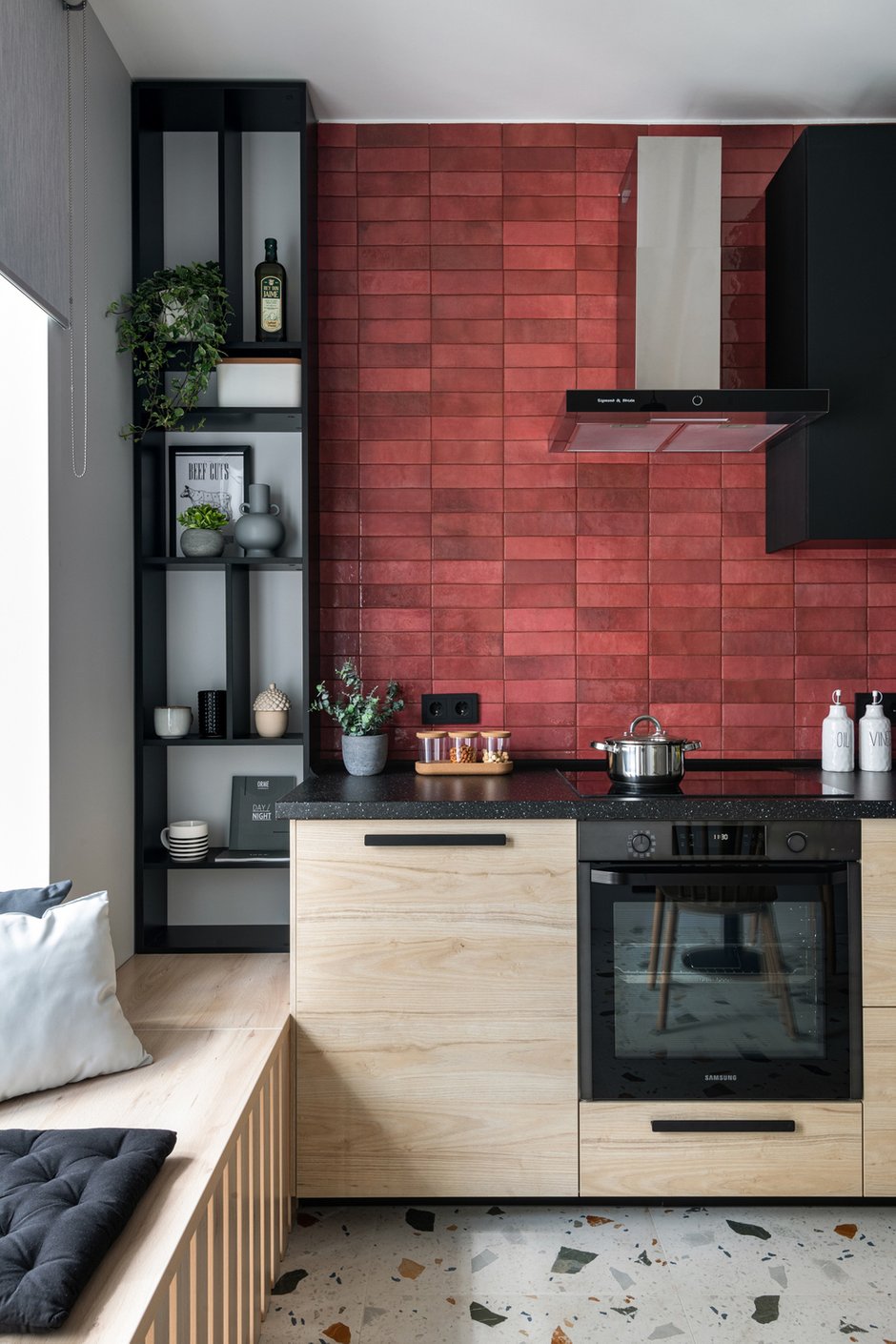 Нижние базы стандартные из ИКЕА, а верхние шкафы вместе с открытым стеллажом заказали в столярной мастерской. Скамью также делали на заказ. Вытяжка открытая, каминного типа — хорошо вписалась в интерьер.