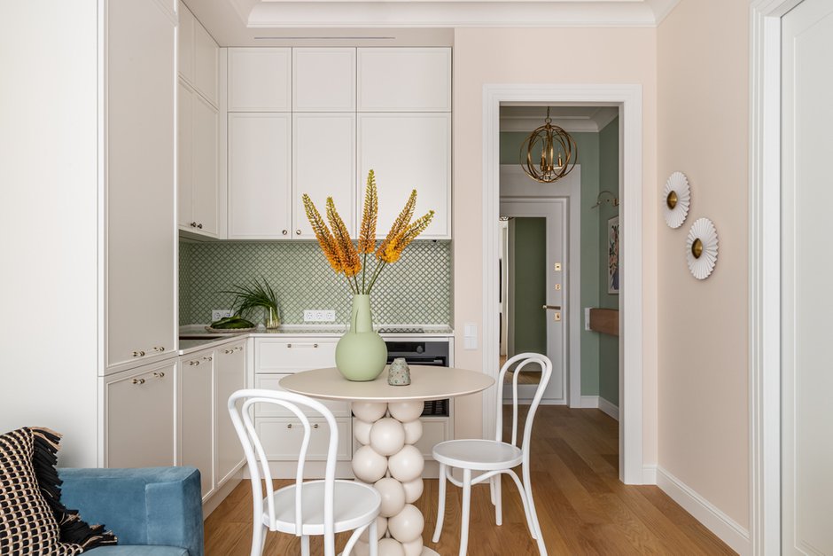 Фотография: Кухня и столовая в стиле Современный, Эклектика, Малогабаритная квартира, Квартира, Проект дня, Москва, Монолитный дом, 2 комнаты, до 40 метров, современный с элементами неоклассики – фото на INMYROOM