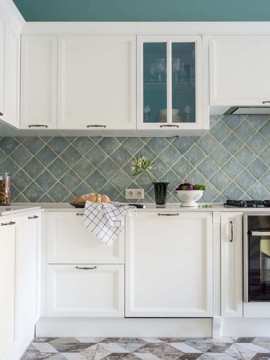 Фотография: Кухня и столовая в стиле Классический, Эклектика, Квартира, Проект недели, Зеленый, Желтый, Синий, Голубой, Оранжевый, ПРЕМИЯ INMYROOM – фото на INMYROOM