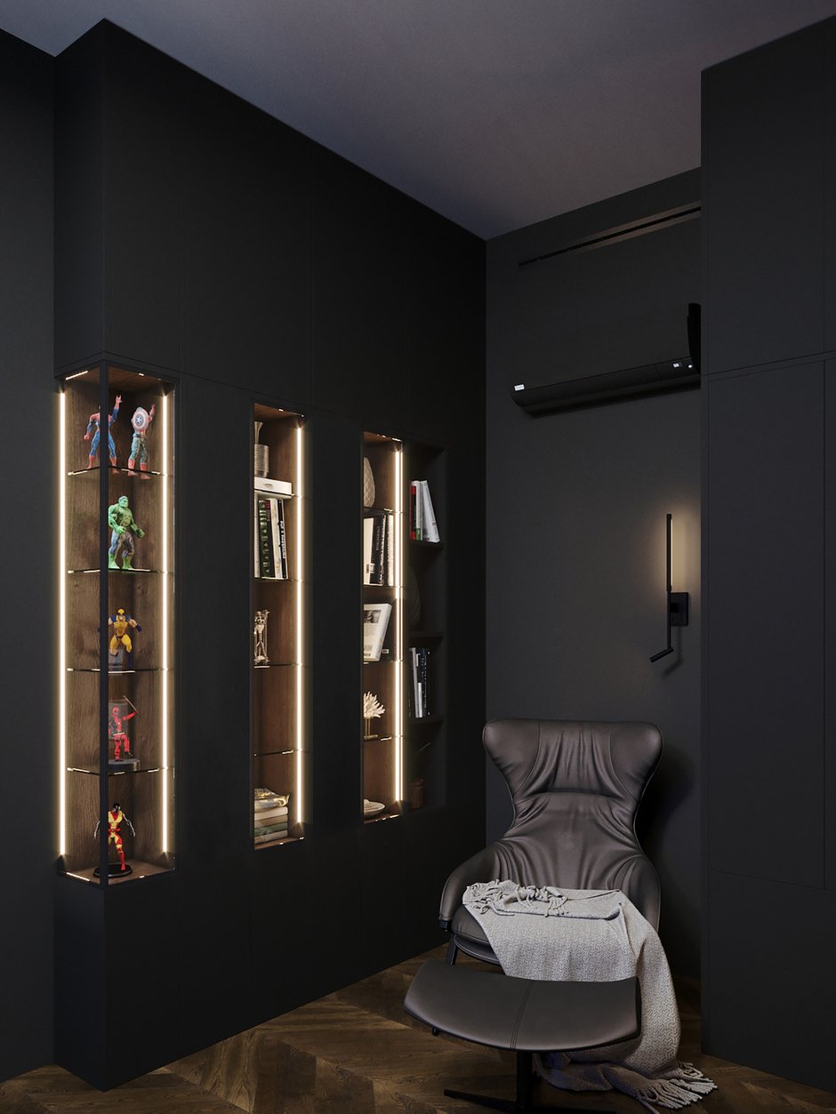 Кабинет оснащен стеллажами глубиной 30 и 60 см для хранения документов, декора и мелочей, а также витринами с подсветкой для размещения фигурок любимых героев заказчиков. Также в рабочей зоне есть скрытый от глаз домашний бар.