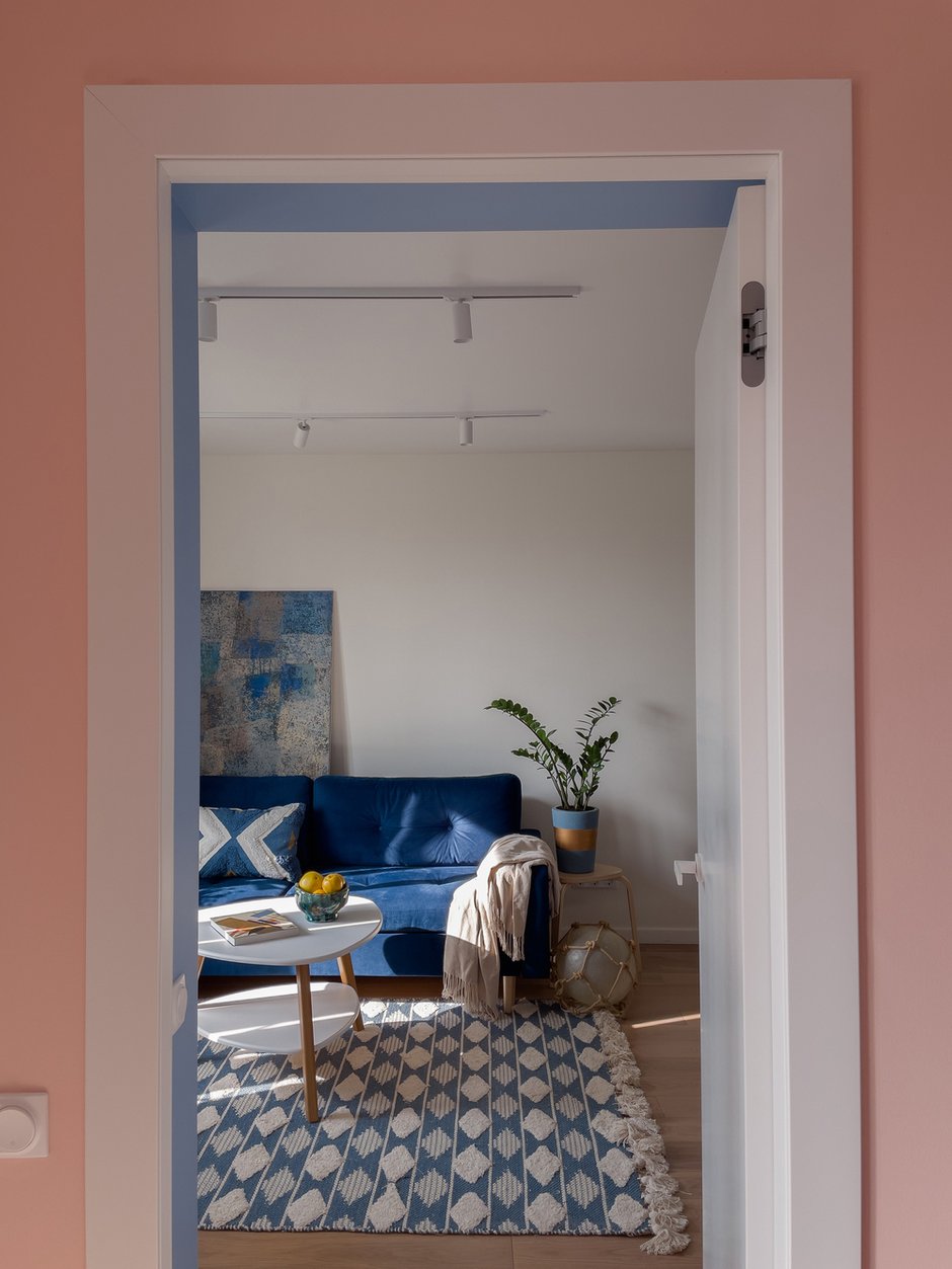 Стены были очень неровные и с трещинами, выравнивать их под покраску было бы сложно и дорого, поэтому выбрали обои под покраску — это бюджетнее и проще в исполнении, чем крашеные стены.