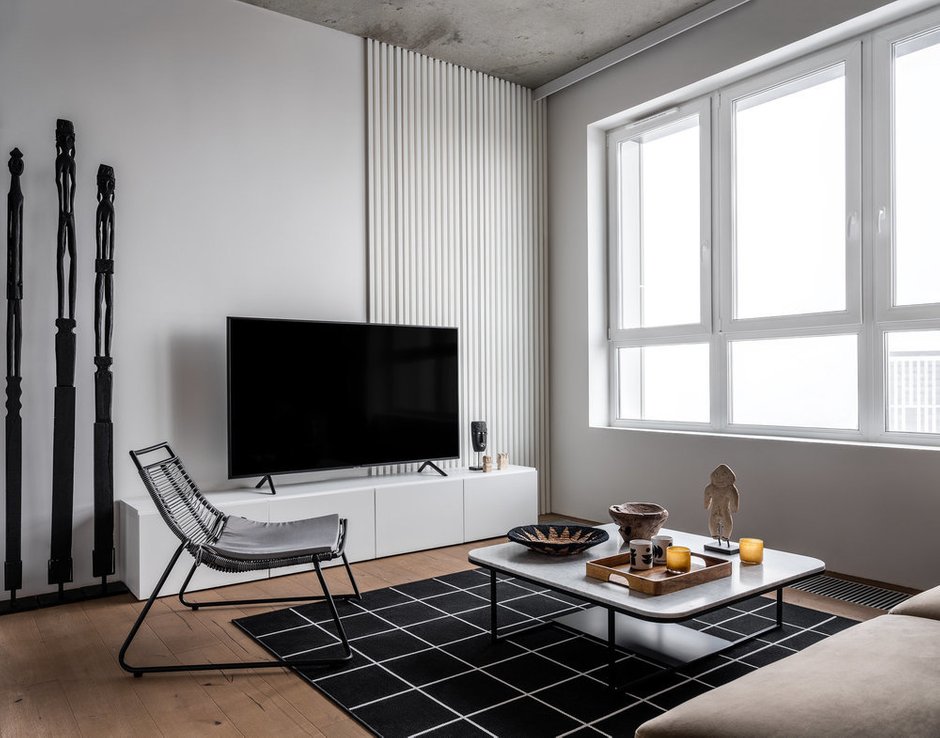 За телевизором использована П-образная белая рейка из пенополиуретана, выкрашенная в цвет стены. Также в нее встроена подсветка, которая управляется голосом, как и весь остальной свет. Предусмотрена звукоизоляция всего пола и стены со стороны телевизора.