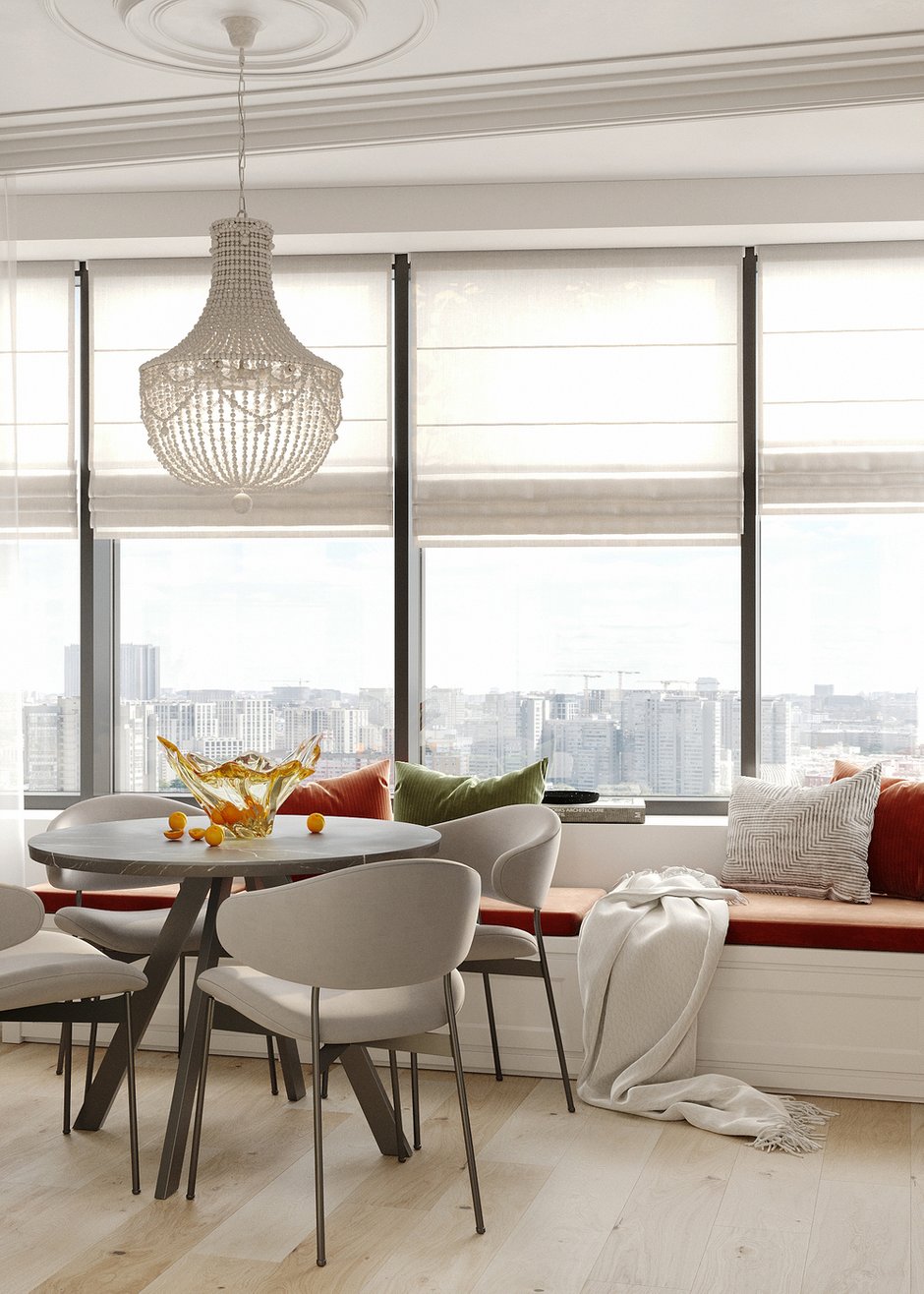 Интересное решение — дополнительная зона хранения, расположенная в мягкой зоне гостиной у окна под сиденьями. Использована система выкатных ящиков для хранения.