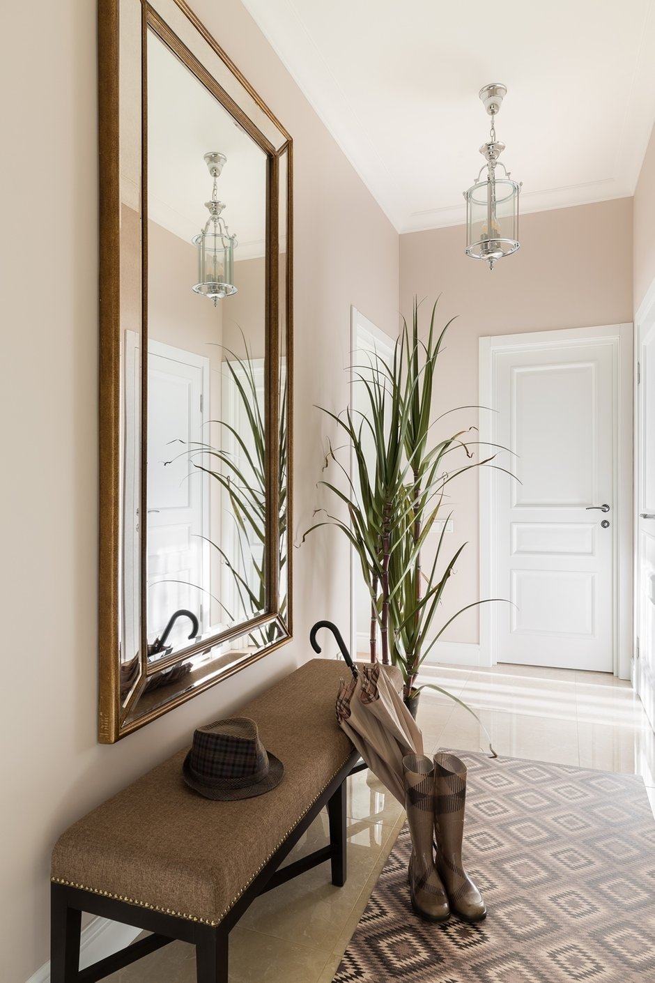 Мест для хранения получилось достаточно: в прихожей разместили шкаф для верхней одежды и спроектировали отдельную гардеробную в спальне.