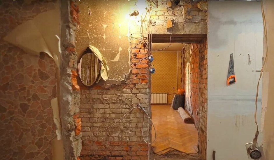 Фотография:  в стиле , Советы, как грамотно сэкономить на ремонте, сэкономить на ремонте, интерьер сталинки, дизайн интерьера в сталинке, как сэкономить на ремонте, бюджетный ремонт, ремонт сталинки, кухня в сталинке, Ксения Шахматова, гостиная в сталинке, отопление в сталинке, трубы в сталинке, санузел в сталинке, Ремонтный движ – фото на INMYROOM