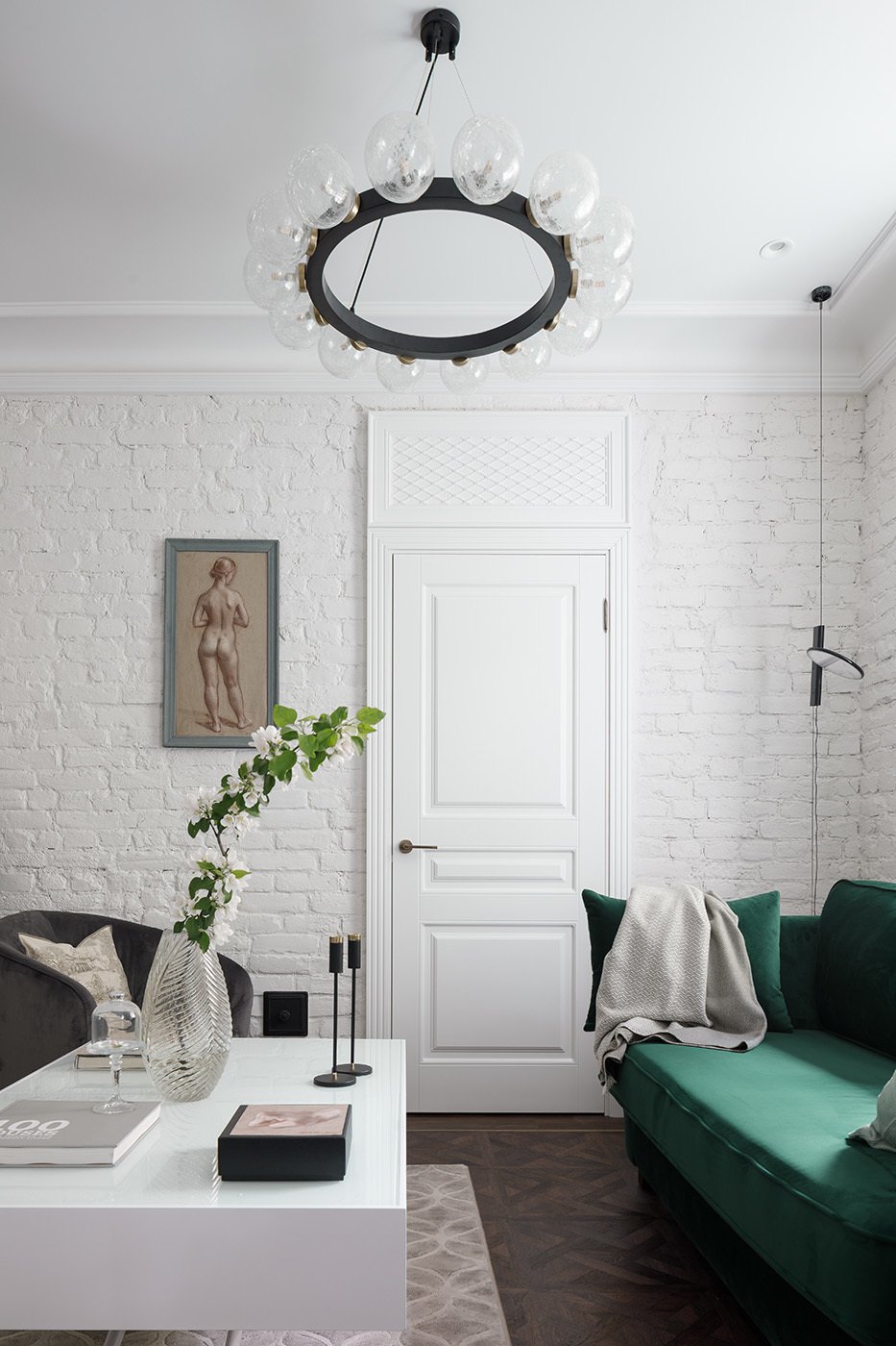 Живопись и графика, которыми декорирован интерьер, — это работы молодых петербургских художников Вероники Ивашкевич, Арсения Нефедова и Юли Ованесян. 