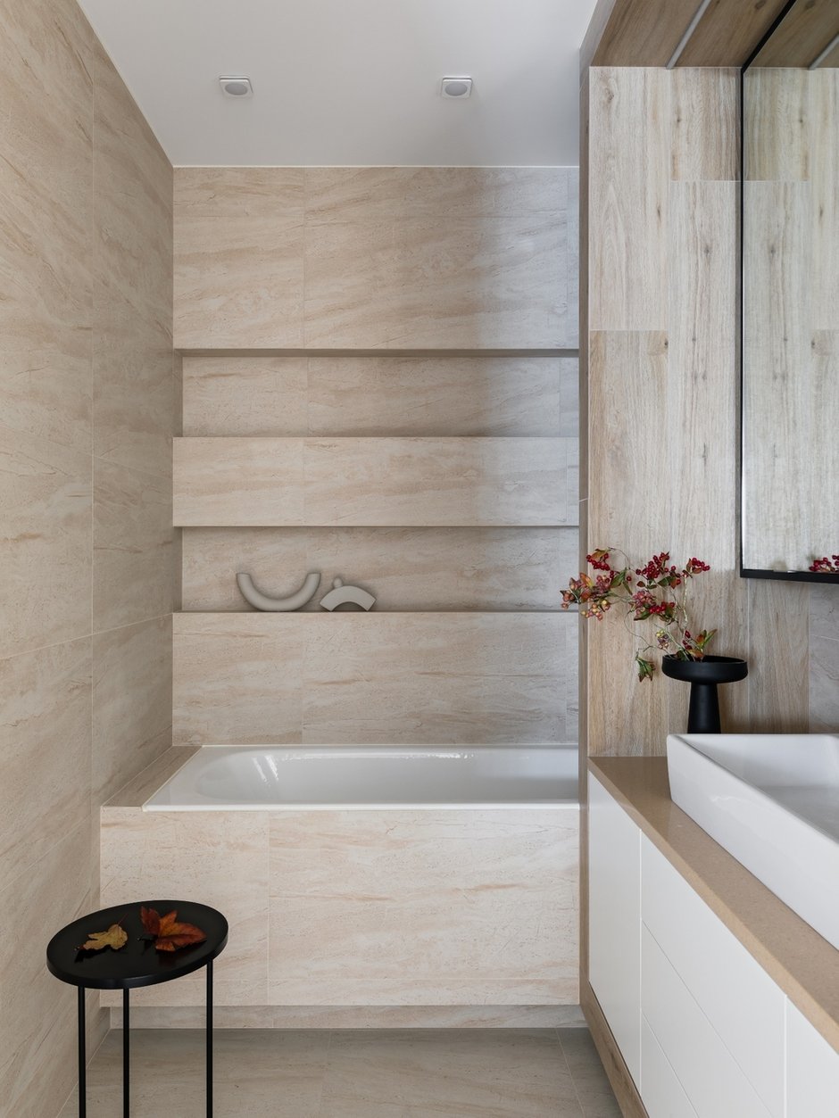 В ванной сделали нишу для шампуней, ее появление обусловлено конструкцией стены — выступала колонна.