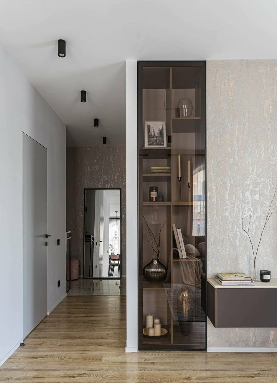 Шкаф сделан из ЛДСП. Продумана подсветка, которая создает атмосферу вечером.