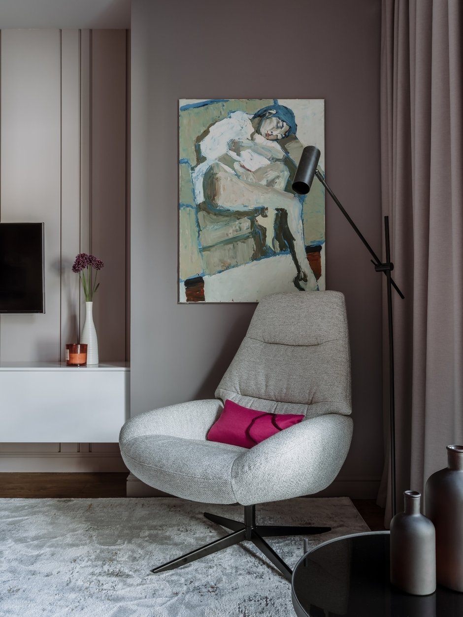 В гостиной предусмотрено несколько сценариев освещения, чтобы можно было менять настроение интерьера и освещать только нужные зоны.