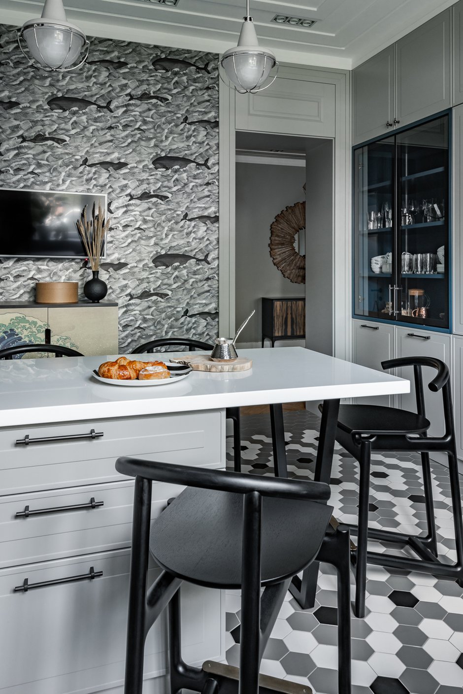 Вся плитка в интерьере — фабрики Equipe. Необычные формы плиток позволили выложить разные композиции в ванных и на полу в кухне, что создает определенное настроение и атмосферу. 