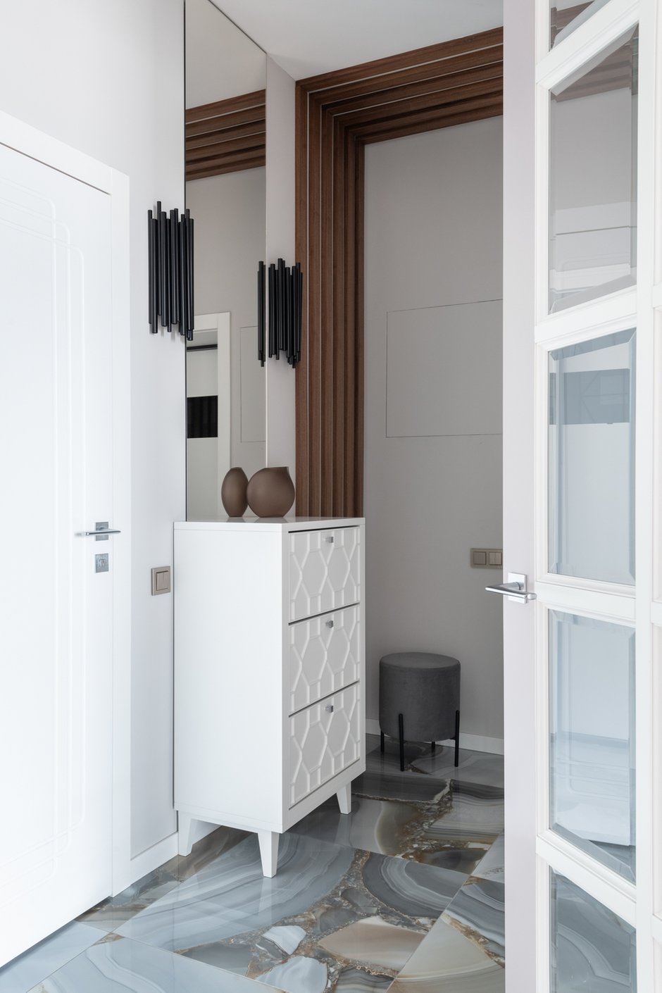 Практически вся мебель была выполнена на заказ из-за нестандартных углов. Предметы сделаны из массива, так как в семье есть аллергики.