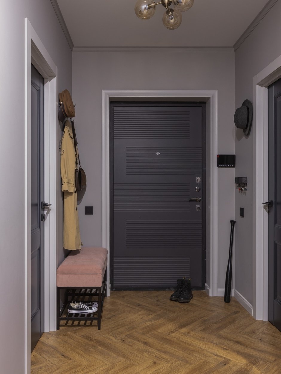 Решили не менять входную дверь: ее хорошо зашкурили, прогрунтовали и покрасили моющейся краской Derufa, предварительно заколерованной в один тон с межкомнатными дверьми.