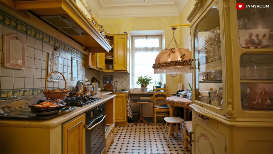 Фотография: в стиле , советский дизайн, LIFESTYLE, Людмила Гурченко, Квартира Людмилы Гурченко, жизнь актрисы, квартира актрисы, советские актрисы, жилье ссср, жизнь Людмилы Гурченко, Гардероб Людмилы Гурченко, как одевалась Людмила Гурченко, образы Людмилы Гурченко, одежда Людмилы Гурченко, как жила Людмила Гурченко, квартира Людмила Гурченко, Гурченко, Коллекция Гурченко, Урановое стекло Гурченко – фото на INMYROOM