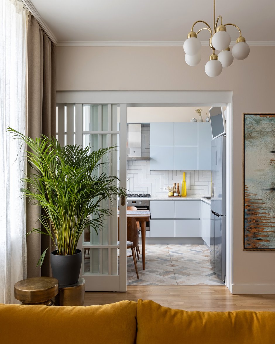 В кухне предусмотрены места хранения для раздельного сбора мусора, посуды и мелкой бытовой техники, есть встроенная посудомоечная машина, измельчитель отходов, газовая плита и электрический духовой шкаф.