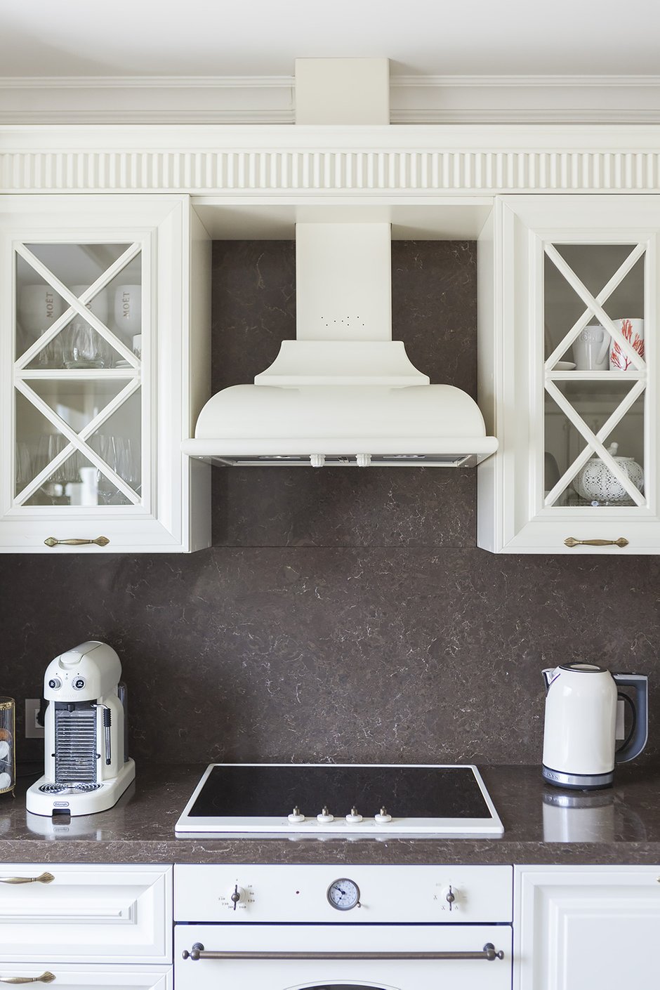 Фотография: Кухня и столовая в стиле Классический, Современный, Квартира, Проект недели, Москва, Юрий Гришко, Панельный дом, 4 и больше, Более 90 метров, Елена Поворова, Бюро Home Emotions, Екатерина Реброва – фото на INMYROOM