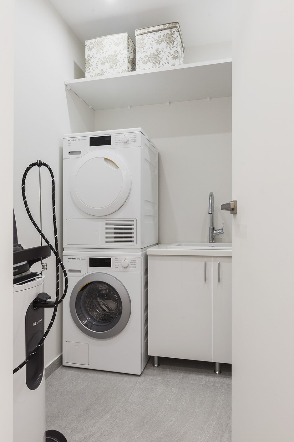 Фотография: Ванная в стиле Минимализм, Современный, Квартира, Проект недели, Москва, Монолитный дом, 4 и больше, Более 90 метров, Максим Новиньков, INMYROOM_ВИДЕО, INMYROOM TV – фото на INMYROOM