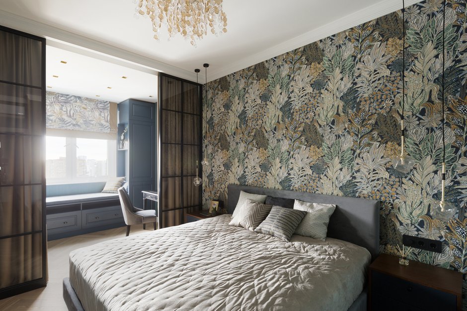 Для спальни выбрали довольно темные глубокие цвета, но очень эффектные обои на стене за изголовьем.