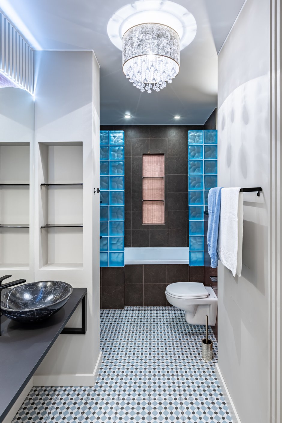 Плитка на полу из той же коллекции, что и в прихожей: при открытой двери получается, что одна плитка перетекает в другую, швы совпадают и порожков нет.