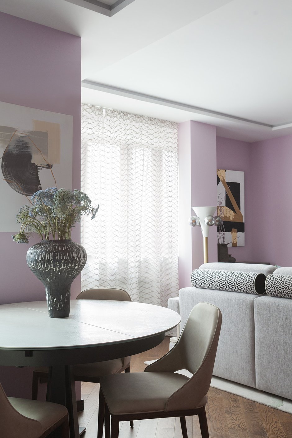 Благодаря игре с масштабом мебели и акцентами удалось отвлечь внимание от низких потолков.