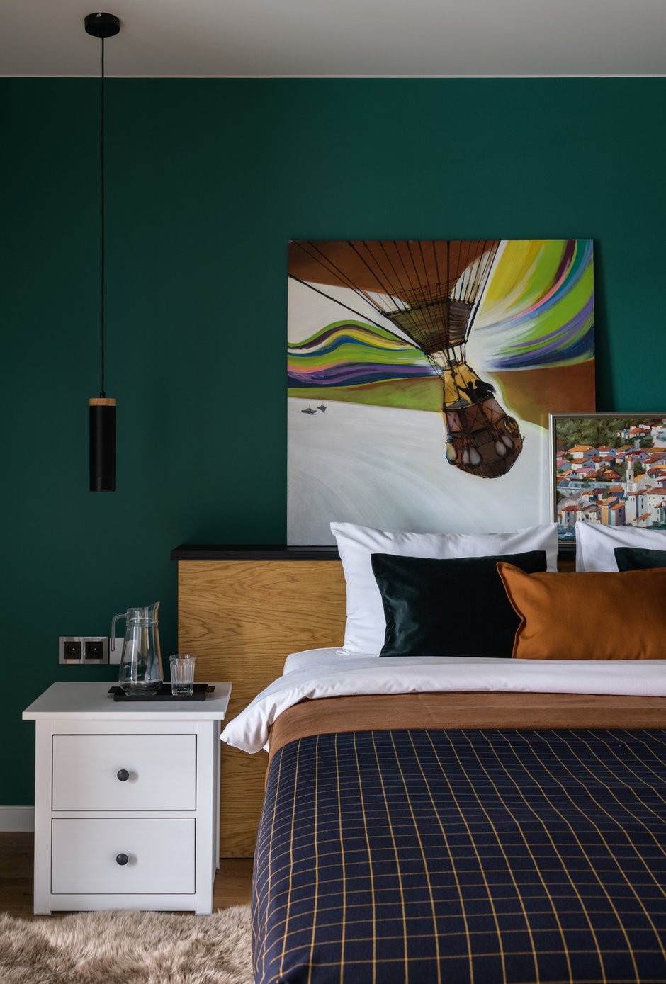 Изголовье кровати в спальне, скамейка и столик на балконе выполнены на заказ в столярной мастерской по эскизам дизайнера.