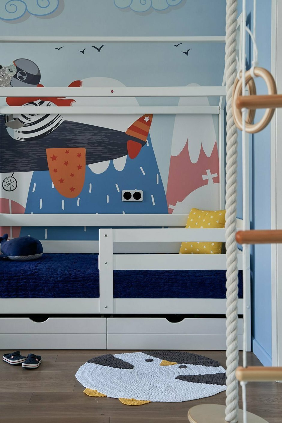 В детской комнате можно заметить яркие обои на специальной флизелиновой основе — на этих обоях можно смело рисовать маркером, они антивандальные. Преимущество в том, что швов тоже почти не видно. 