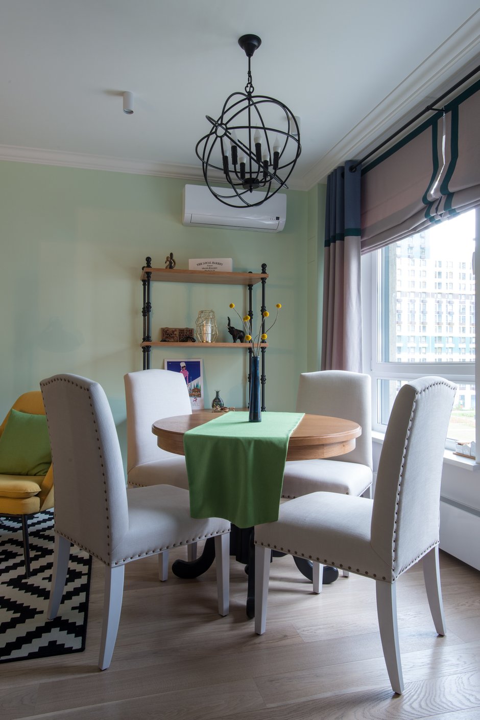 Фотография: Кухня и столовая в стиле Эклектика, Квартира, Белый, Проект дня, Черный, Москва, Зеленый, Бежевый, Желтый, Панельный дом, 2 комнаты, Евгений Гнесин, Roomba Interior – фото на INMYROOM