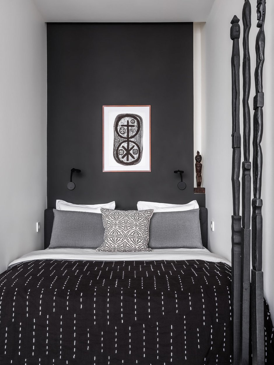 Кровать имеет подъемный механизм, что позволило расположить под ней большую и вместительную систему хранения.