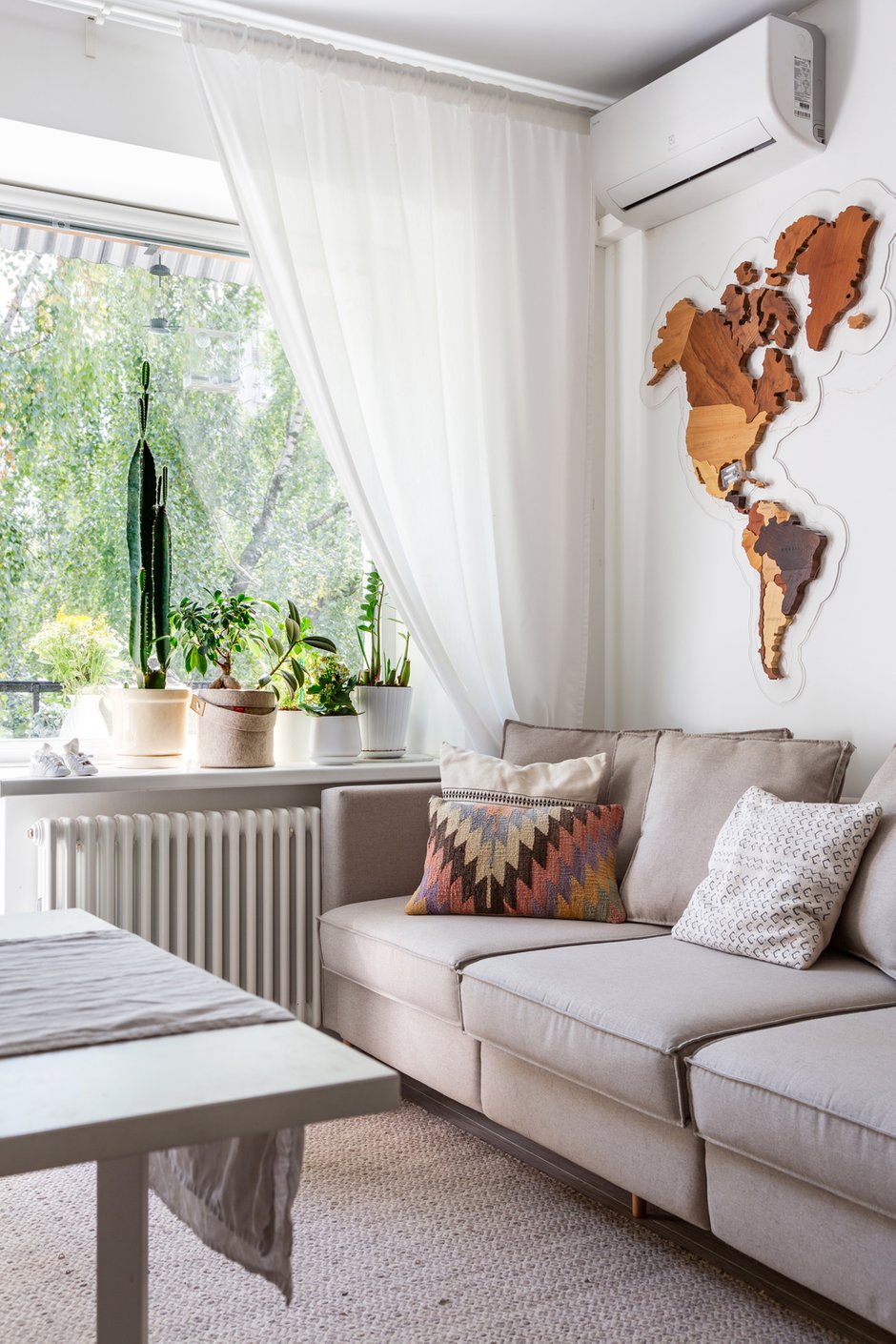 Фотография: Гостиная в стиле Скандинавский, Квартира, Белый, Проект недели, Москва, Серый, Коричневый, Герой InMyRoom, Хрущевка, 2 комнаты, 40-60 метров, I-511, Даша Третьякова – фото на INMYROOM