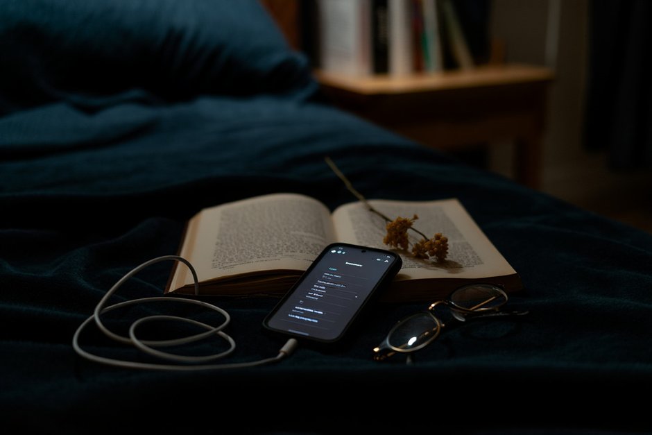 Фотография: в стиле , Здоровье, психолог, LIFESTYLE, как телефон и телевизор влияют на аппетит, опасен ли телефон, дети в телефоне, Я убрала телефон из спальни, советы психолога, психология повторяющихся паттернов, Класть телефон на стол, Как перестать проверять телефон, зависимость от телефона, как понять что уже зависимость от телефона, постоянно в телефоне – фото на INMYROOM