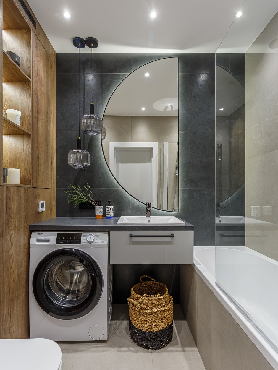 Самым любимым предметом в интерьере стало зеркало в ванной, напоминающее полумесяц. Было создано на заказ по эскизам дизайнера.