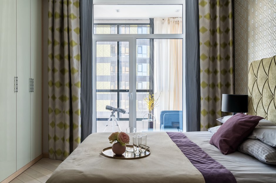 В спальню изготовили систему хранения во всю стену с центральной частью для размещения телевизора напротив кровати. Из абсолютно симметричных и равноценных частей по сторонам от ниши с телевизором правая принадлежит хозяину, а левая — хозяйке.