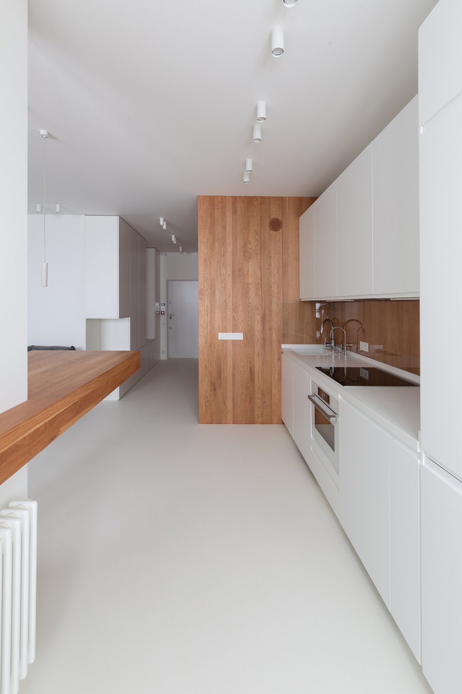 Фотография: Кухня и столовая в стиле Минимализм, Квартира, Студия, Проект недели, Москва, Дарья Бутахина, Александр Кудимов, Монолитный дом, 40-60 метров, архитектурная мастерская Ruetemple – фото на INMYROOM