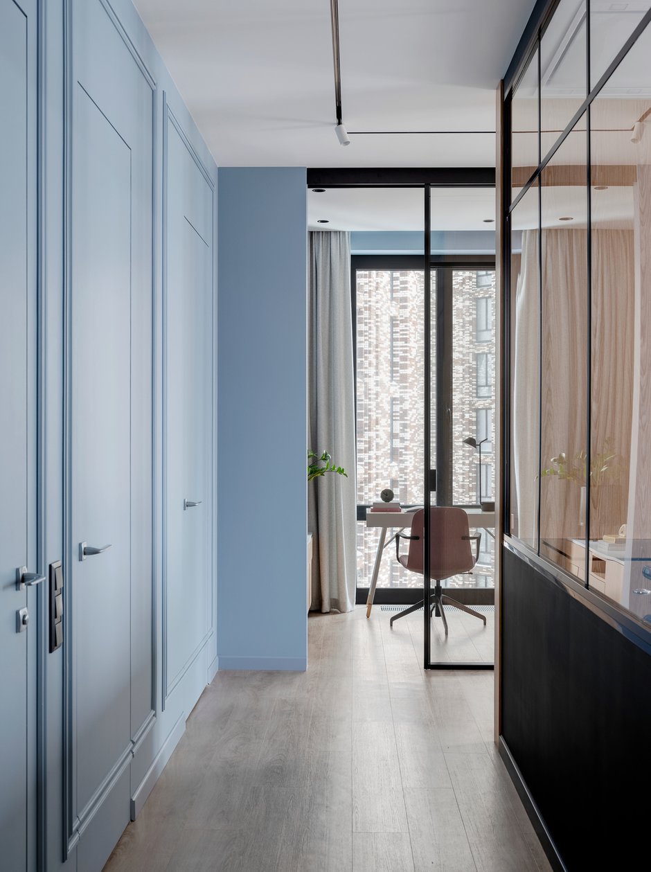 Прачечная расположена в гардеробной при прихожей.