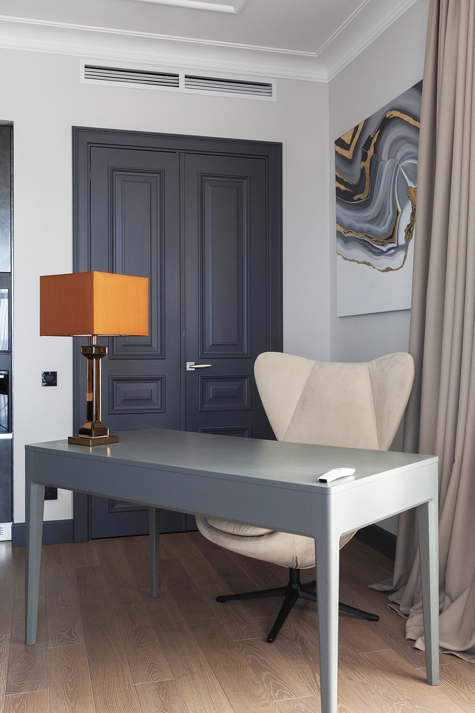 Фотография: Кабинет в стиле Современный, Квартира, Белый, Проект недели, Черный, Москва, Бежевый, Коричневый, 2 комнаты, 60-90 метров, Юлия Жирнова – фото на INMYROOM