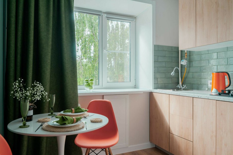 Фотография:  в стиле , Интерьер комнат, Интерьерный стиль, Дизайн интерьера, Советы, интерьер однушки, обустройство однушки, дизайн однокомнатной квартиры, дизайн типовой однушки, ремонт в хрущевке, современный интерьер в хрущевке, идеи обустройства однушки, переделка хрущевки, ремонт хрущевки, переделка типовой квартиры, реальные примеры, хрущевка дизайн, Однушка в хрущевке, интерьер в хрущевке, идеи зонирования, примеры проектов – фото на INMYROOM