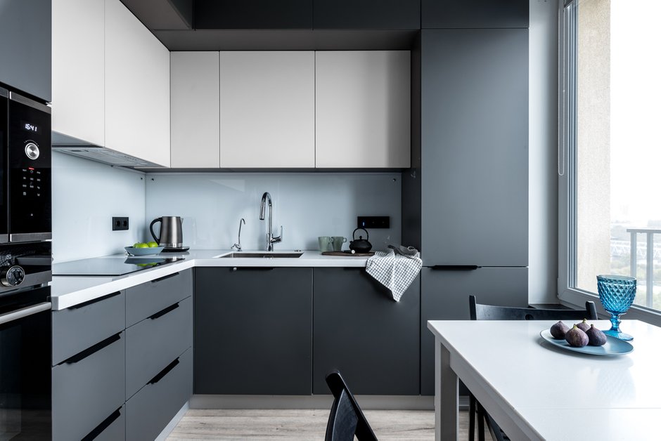 Кухонный гарнитур на заказ, в потолок для большего хранения. На небольшой кухне есть посудомоечная машина, пенал с духовым шкафом и СВЧ, измельчитель, выдвижной смеситель (с подвижным шлангом).