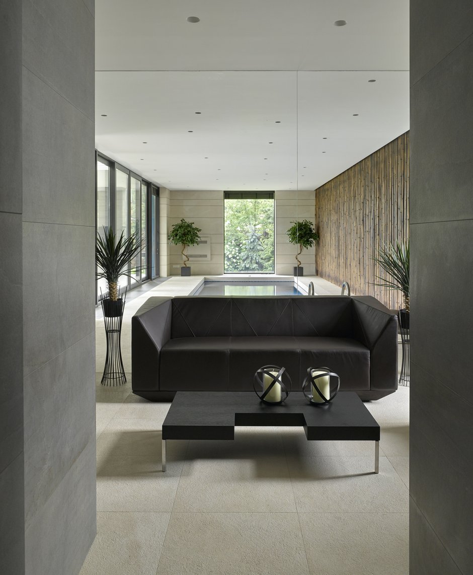 Фотография: Гостиная в стиле Минимализм, Современный, Дом, Подмосковье, Московская область, Монолитный дом, Александра Федорова, 4 и больше, Более 90 метров, Эксклюзивные проекты, Марфино – фото на INMYROOM